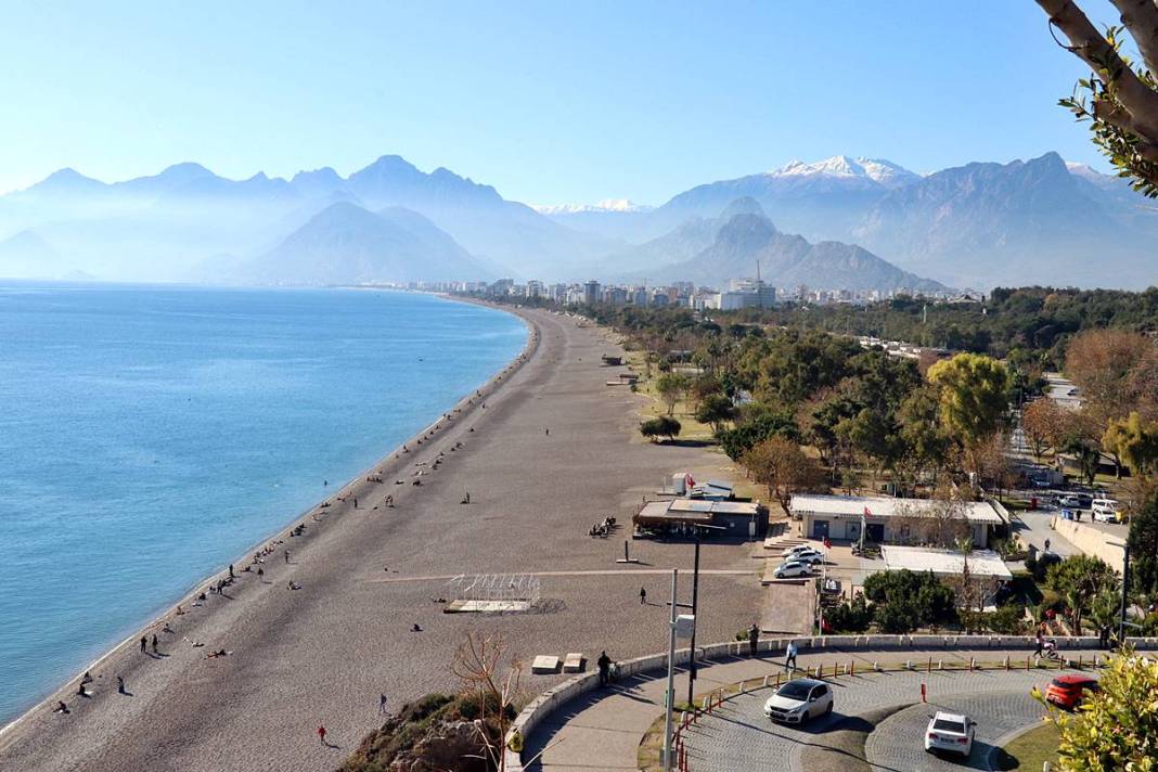 O kent iki mevsimi aynı anda yaşadı: Bir yanda kar, diğer yanda deniz keyfi! Dağ, tepe, sahil, deniz doldu taştı 15